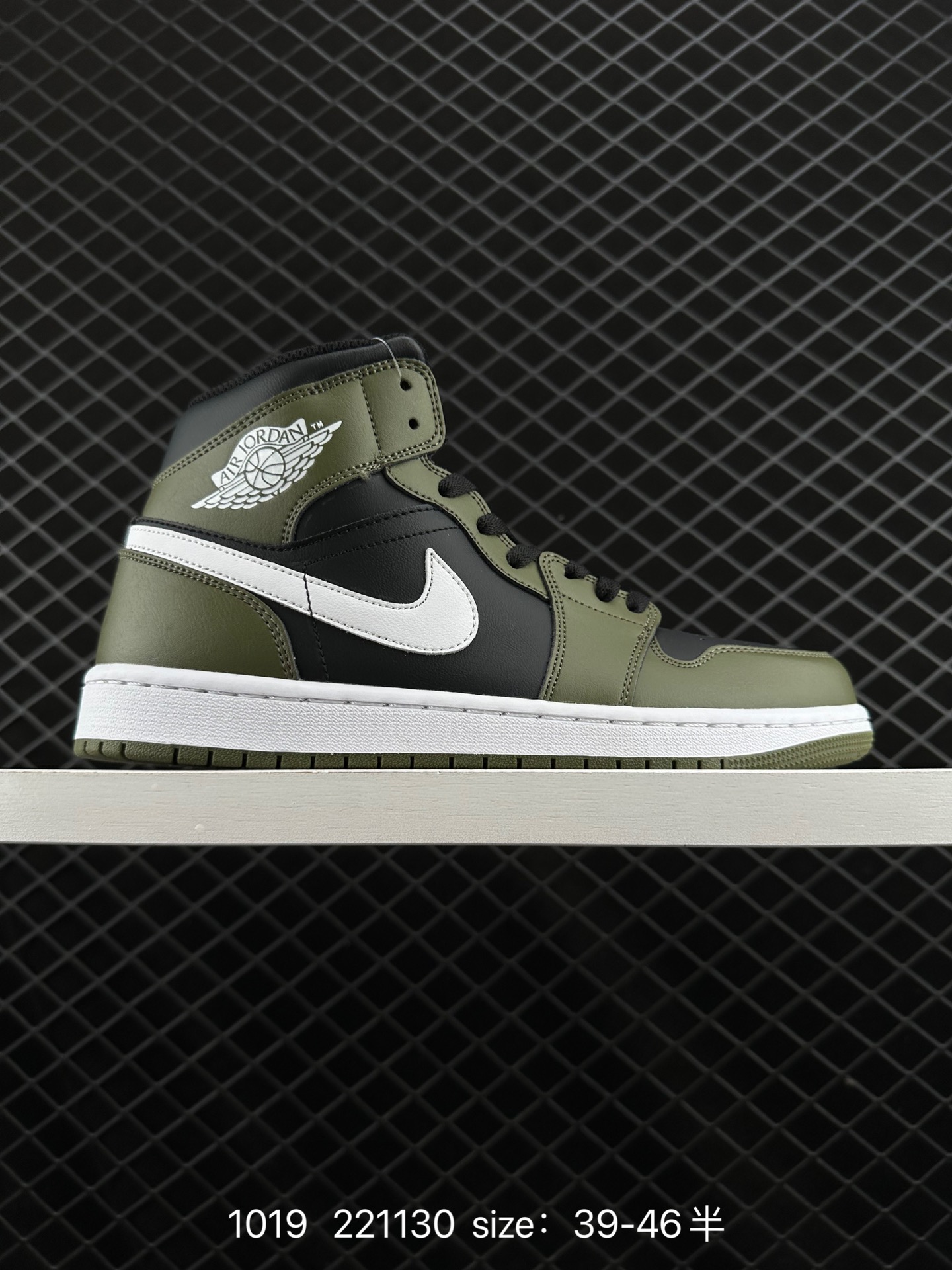 NIKE Air Jordan 1 Retro Mid”Reverse Black Toe“